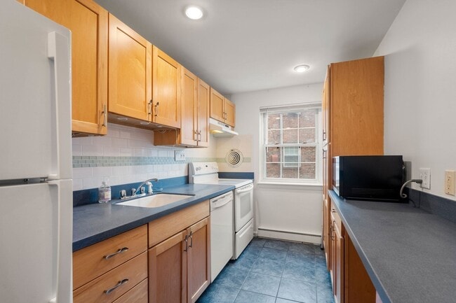 Building Photo - 12 Colonial Village Dr