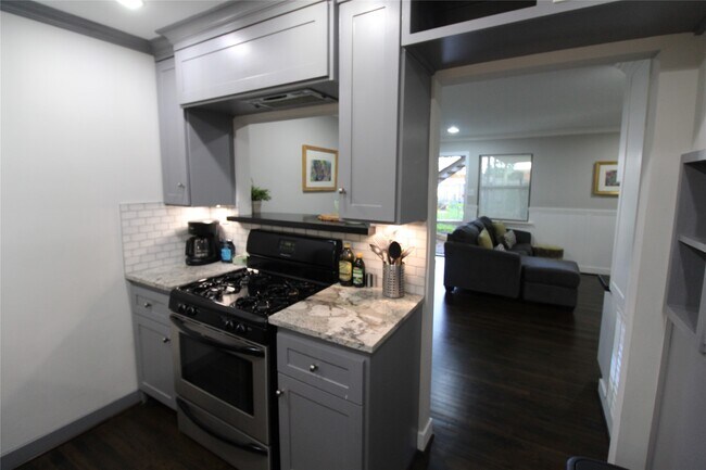 Building Photo - 4719 Oakshire Dr