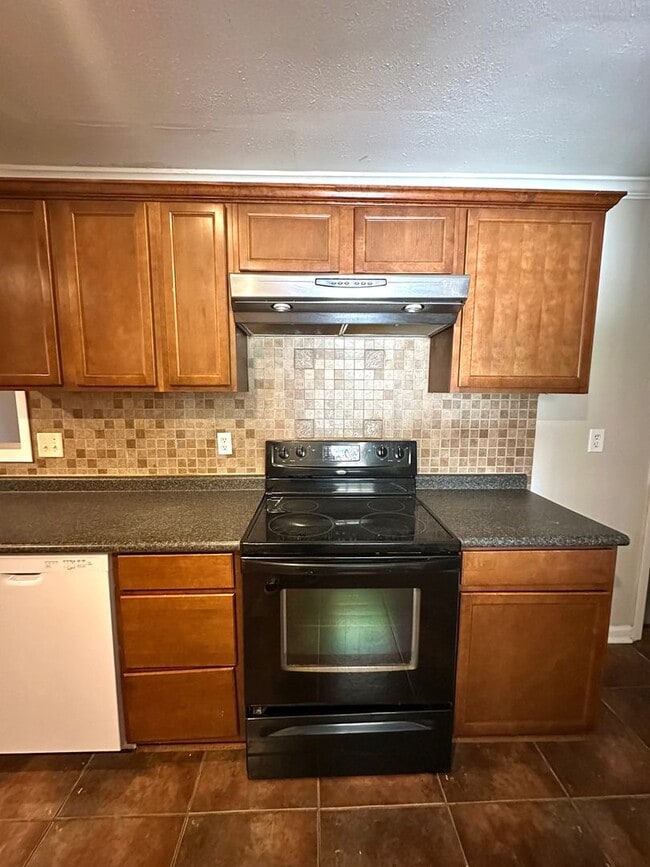 Building Photo - 2046 Shadywood Ln