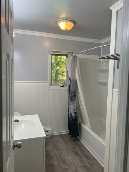 Full Bath - 306 Heather Ln