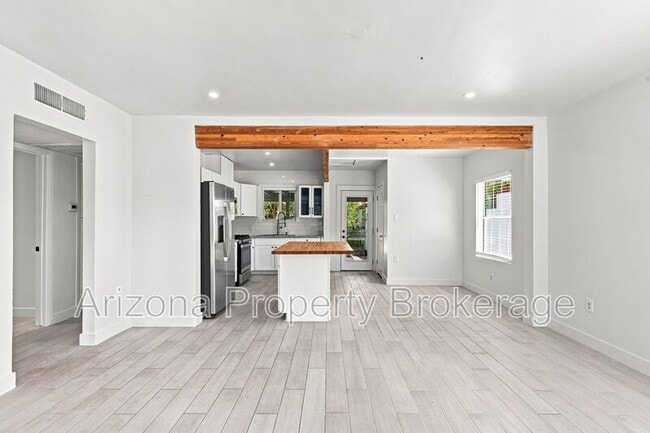 Building Photo - 1128 E Almeria Rd