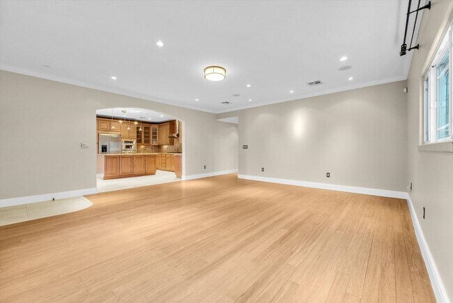 Building Photo - 2006 Manhattan Beach Blvd