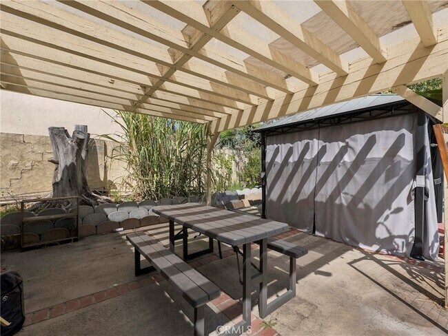 Building Photo - 10918 Reseda Blvd