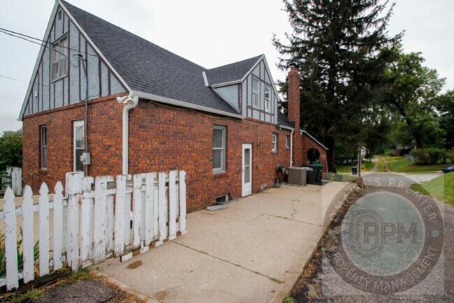 Building Photo - 6011 Walnut St