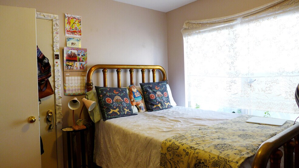 Building Photo - 310 West Mistletoe Avenue