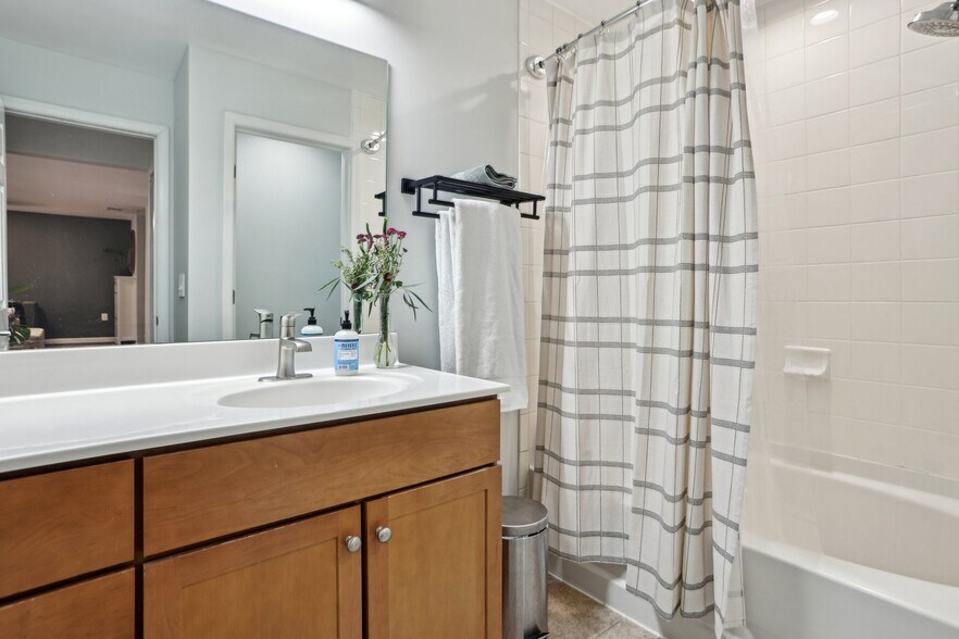 Building Photo - 4091 S Four Mile Run Dr