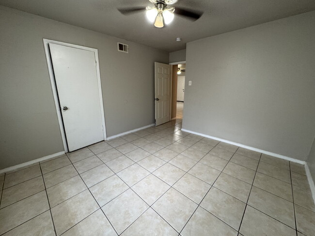 Building Photo - Fouplex unit ready to move in in Castle Hill!