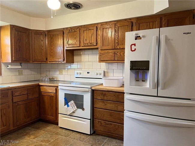 Building Photo - 7570 Hoertz Rd