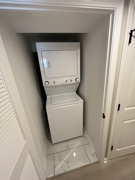 Washer/dryer - 2249 W Iowa St