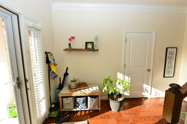 Building Photo - Clubhouse and pool community in the heart of Greenbrier!