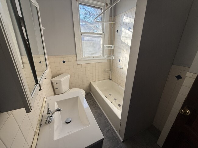 Building Photo - 630 E Gum St