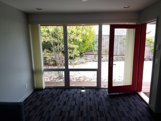 Building Photo - WINTER SPECIAL: Beautiful Hidden Gem Modern Custom Home in Great Salem Neighborhood!