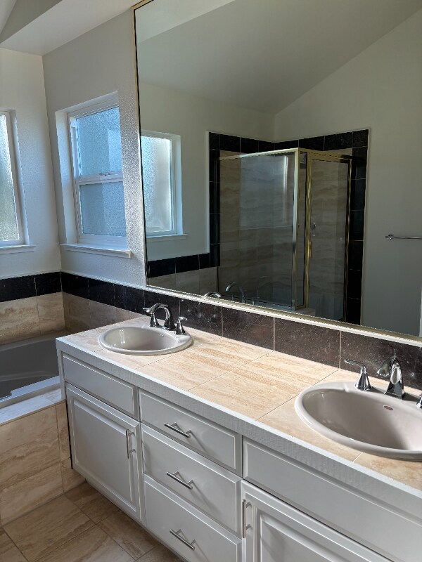 Building Photo - 242 N San Pedro Rd