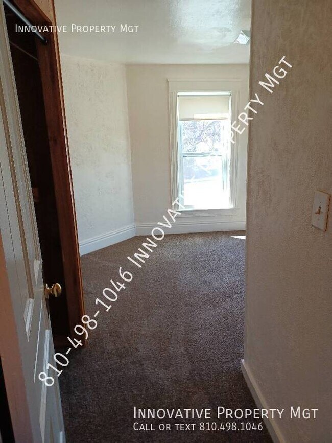 Building Photo - Near Downtown Holly Apartment!