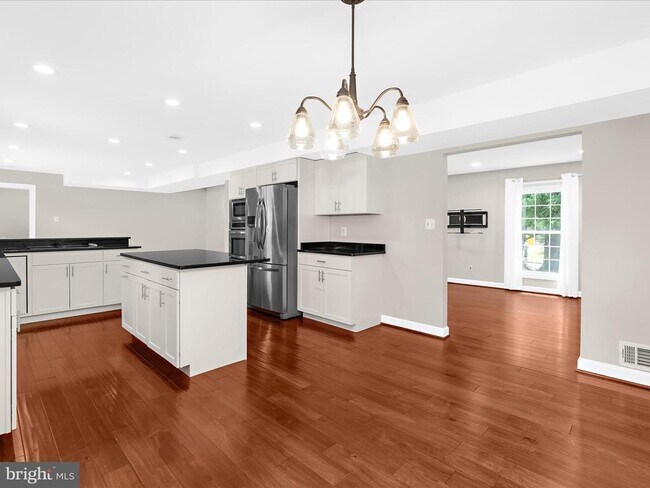 Building Photo - 7896 Pavilion Dr