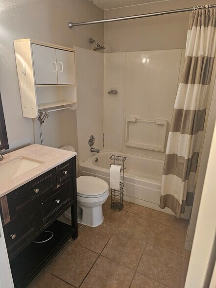 Building Photo - 451 Golden Cir