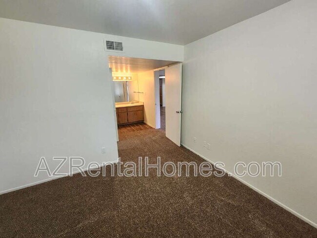 Building Photo - 1215 E Lemon St