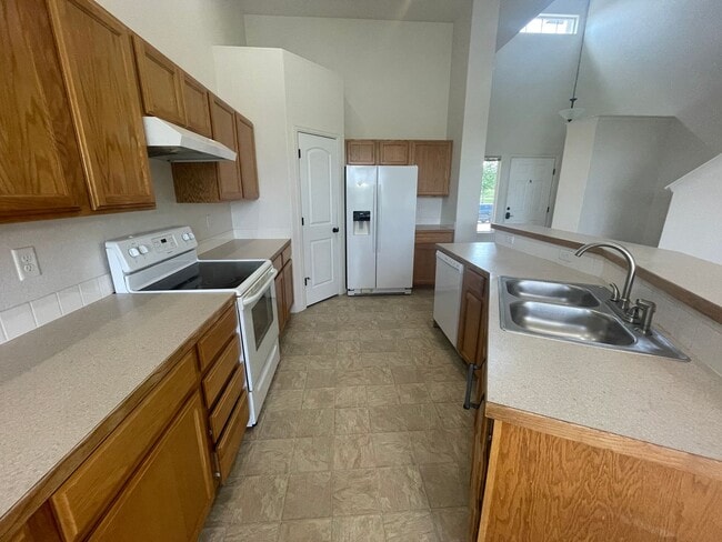 Building Photo - Beautiful 4 Bed, 3 Bath House in Maple Hill!