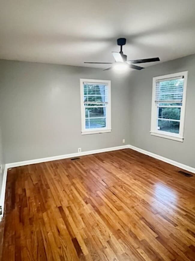 Building Photo - 205 Clyde Ave N