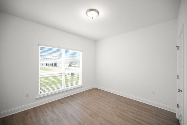 Building Photo - AVAILABLE IN NOVEMBER - Don't miss this op...