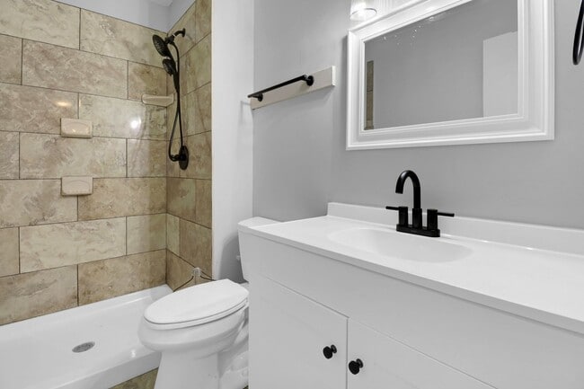 Building Photo - 4 BR, 2 BATH townhouse in downtown Charleston, SC.