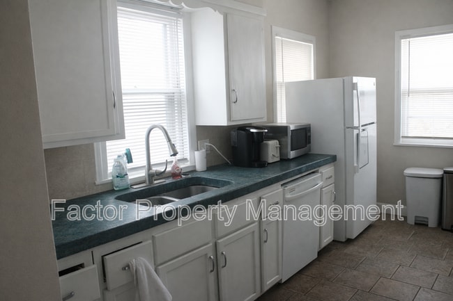 Building Photo - 328 N 6th St