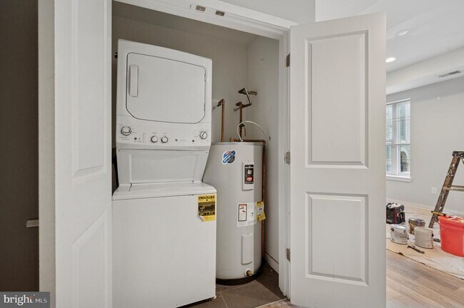 Building Photo - 501 W Girard Ave