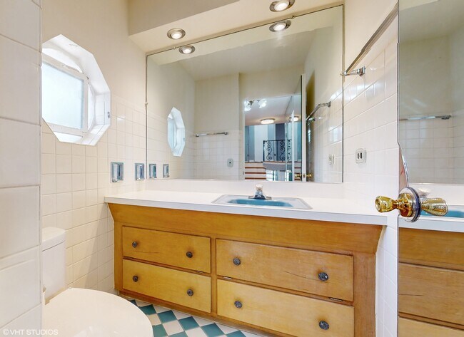 Building Photo - 4030 W North Shore Ave