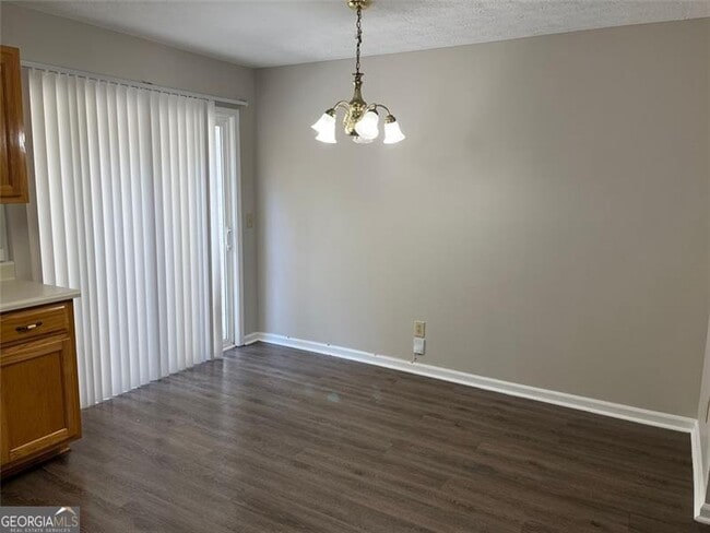 Building Photo - 326 Leafmore Rd SW