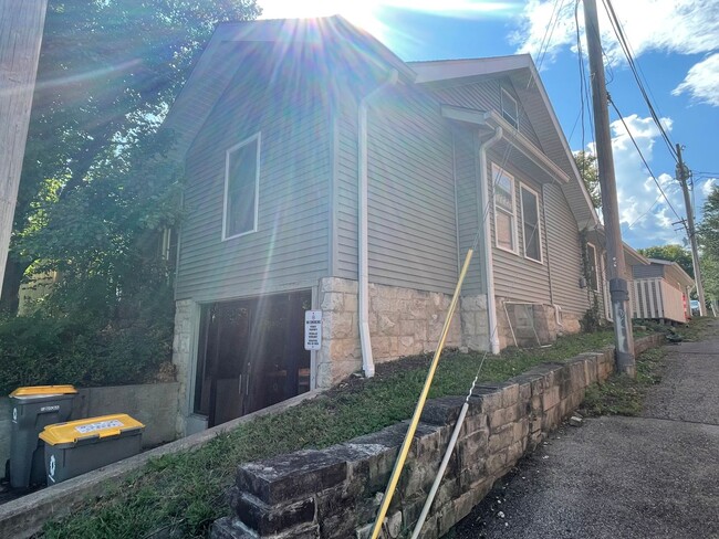 Primary Photo - 211 1/2 N Madison - Summer Lease
