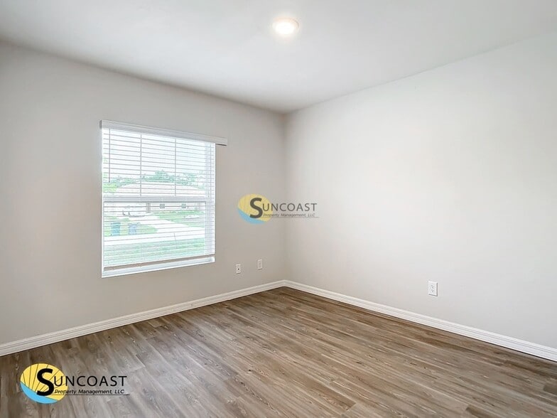 Building Photo - 179 Lomond Dr