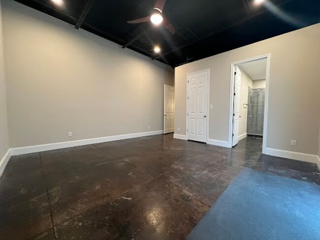 Building Photo - Charming Two Bedroom Loft in Houston with ...