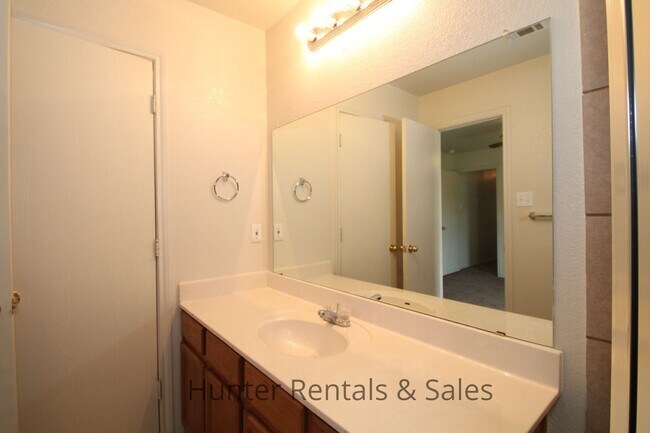 Building Photo - Small Town Living!