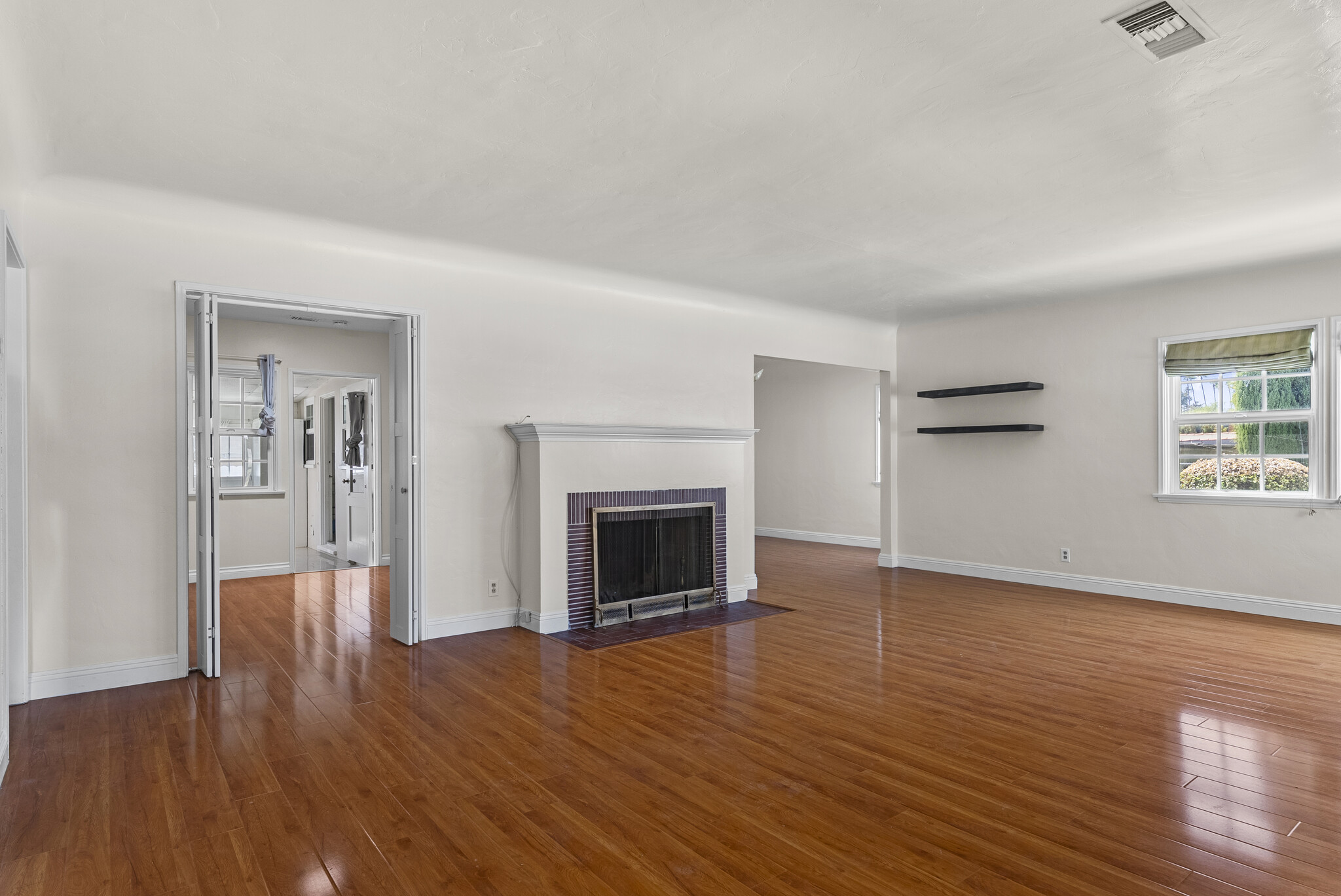 Building Photo - 550 Clement Dr