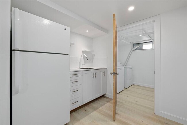 Building Photo - 5 Holten Ave