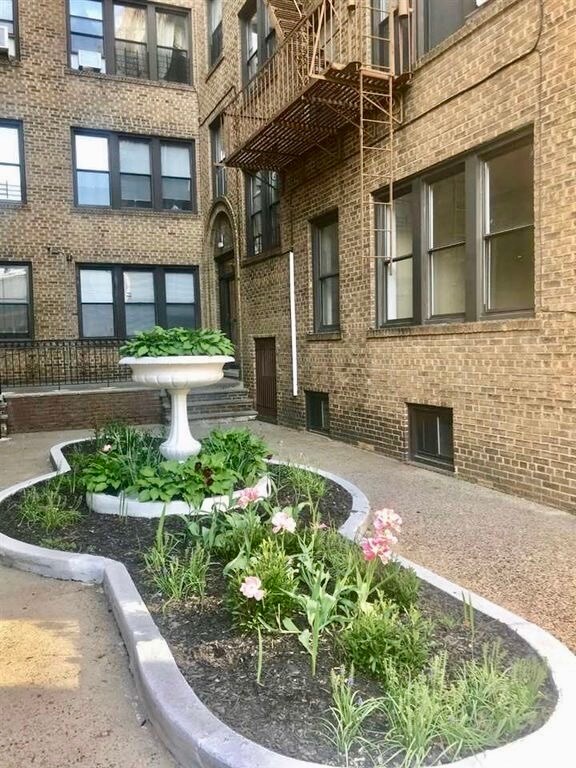 Building Photo - 148 37th St