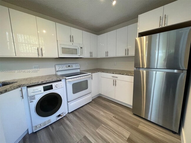 Building Photo - 9471 Evergreen Pl