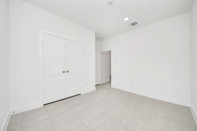 Building Photo - 1420 Shaded Rock Dr