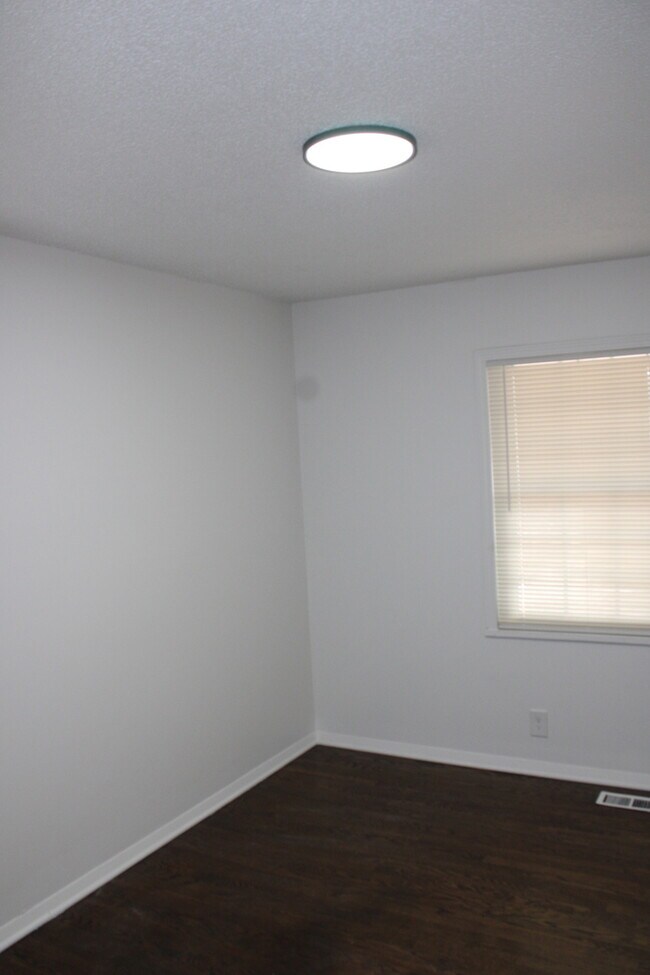 Building Photo - Spacious and inviting 5-bedroom, 2.5-bath home located in Kansas City, MO