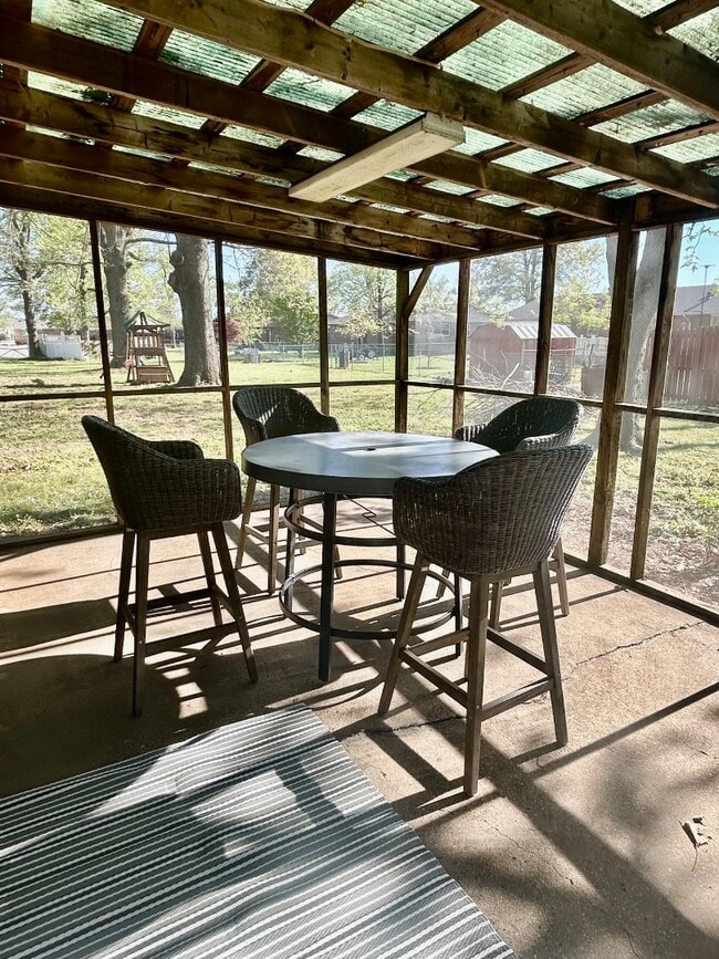 Building Photo - 833 Stanford Dr
