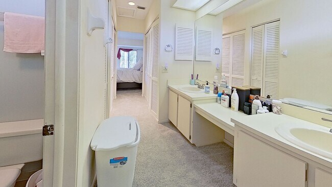 Building Photo - Furnished Unit in Fountain Gate Condo Asso...