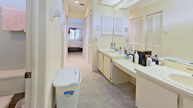 Building Photo - Furnished Unit in Fountain Gate Condo Association!