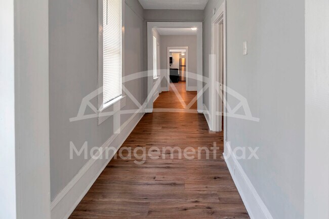 Building Photo - 1044 W 28th St