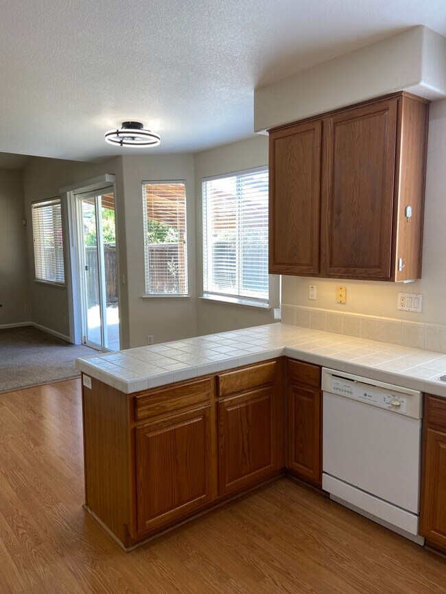 Building Photo - Spacious 4Bdrm, 2.5 bath off Sheldon & Hwy 99