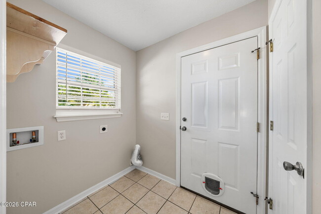 Building Photo - 615 Poinsettia Ct