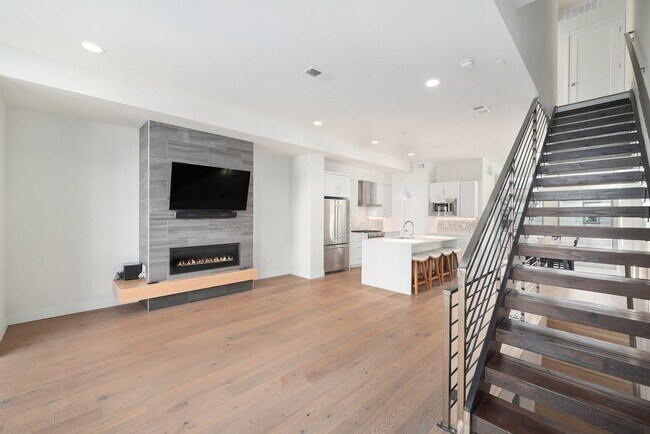 Building Photo - Spacious 3-Bedroom Townhome in the Heart o...