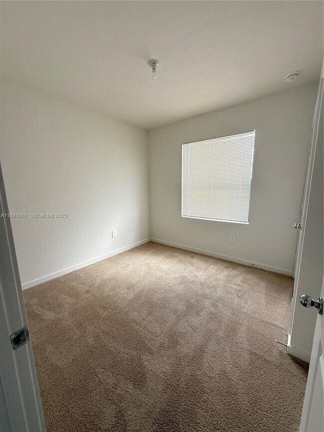 Building Photo - 1509 NE 3rd Ave