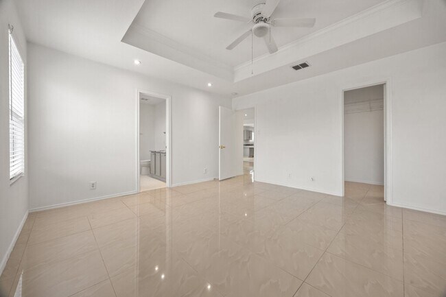 Building Photo - Beautiful 3 bedroom 2 bath home on Big Corner Lot!