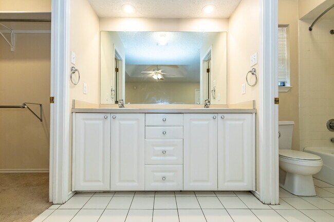 Building Photo - 2 Large Living areas! Approximately 2100 S...