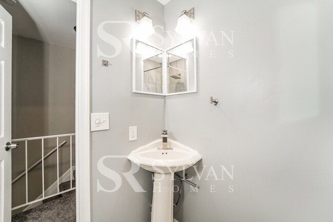 Building Photo - Beautiful 3BR 3BA Townhome